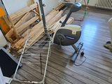 une pièce dont le sol est en grande partie recouvert de parquet