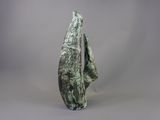 sculpture représentant un homme debout devant un fond gris