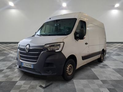 la photo d'une camionnette blanche garée dans une pièce