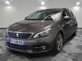 la voiture grise est garée sur un sol en damier dans le garage