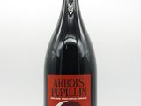 une bouteille de vin posée sur une table