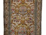 un tapis ancien avec un motif floral sur fond blanc