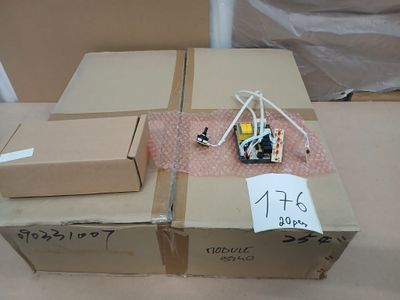 une boîte en carton sur laquelle est posé un petit robot