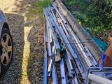 une voiture garée à côté d'un tas de bois