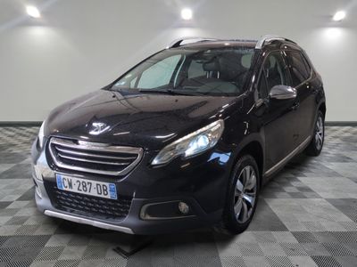 la petite voiture noire est garée dans une grande pièce