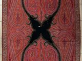 une image représentant une tapisserie rouge et noire accrochée à un mur