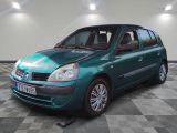 la photo d'une voiture verte garée dans un garage