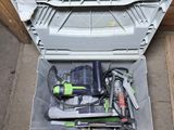 une boîte à outils avec des outils à l'intérieur sur le sol
