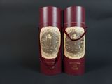 Il s'agit de deux boîtes rouges ornées de motifs dorés sur fond noir.
