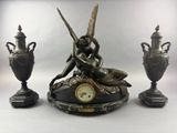 une horloge et deux vases placés l'un à côté de l'autre