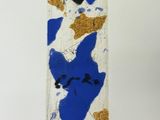 une photo d'un vase orné d'un motif bleu et jaune