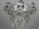 un vase en verre posé sur une table