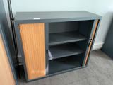 une armoire métallique avec une porte en bois dans une pièce