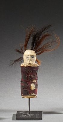 deux figurines représentant des personnes aux cheveux longs sont posées sur un socle