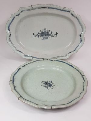 paire d'assiettes en porcelaine bleue et blanche ornées de motifs floraux