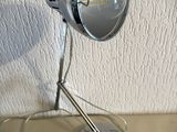 une lampe posée sur une table à côté d'un mur