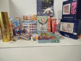 Il y a de nombreux objets différents posés sur le comptoir dans cette pièce.