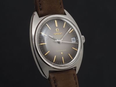 Gros plan sur une montre avec un bracelet en cuir marron