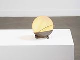une image représentant une sculpture posée sur un socle blanc dans une pièce