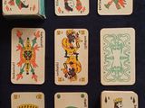 tout un tas de cartes à jouer posées sur une table
