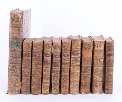 plusieurs vieux livres empilés sur une surface blanche