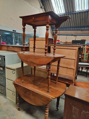 une étagère en bois surmontée de trois tablettes