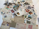 une pile de vieilles cartes postales et d'enveloppes posée sur une table
