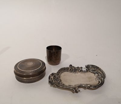 un plateau en argent et une tasse en argent posés sur une table blanche
