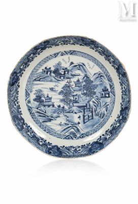 assiette bleue et blanche ornée d'un paysage