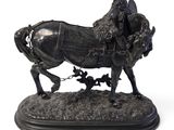 une statue représentant un cheval tirant une calèche sur laquelle se trouve un homme