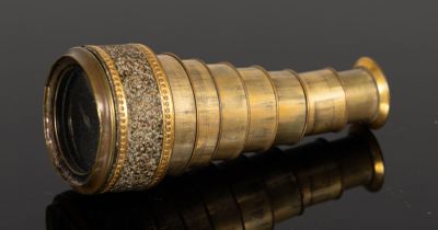 un gros plan sur la lentille d'un télescope posée sur une surface noire