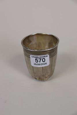 une coupe en argent posée sur une table