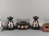 cinq vases et un bol disposés les uns à côté des autres