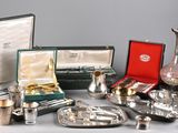 beaucoup d'objets en argent qui se trouvent sur la table