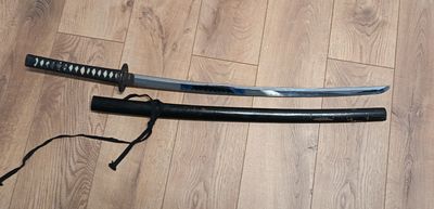 JAPON Sabre japonais, dit katana. Poignée recouverte d’un la…