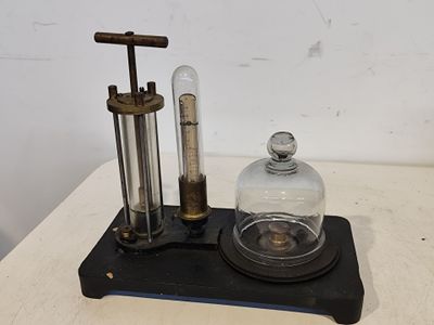 une bouteille en verre et un objet en métal posés sur une table