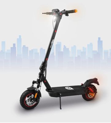 une image représentant un scooter avec la silhouette d'une ville en arrière-plan