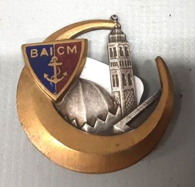 un insigne surmonté d'une tour horloge