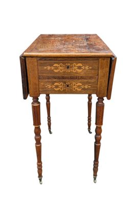 une petite table en bois avec un tiroir