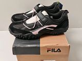 chaussures Fila noires et roses sur une boîte en carton