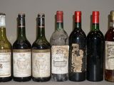 plusieurs bouteilles de vin sont alignées sur une table