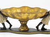 deux figurines tenant un grand bol