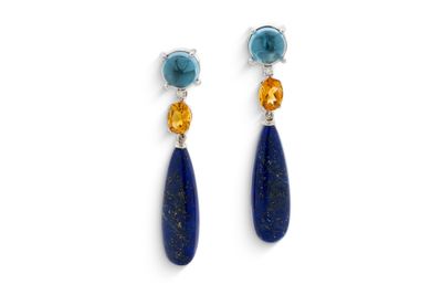 une paire de boucles d'oreilles ornées de pierres bleues et orange