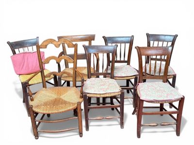 Deux FAUTEUILS et quatre CHAISES en bois naturel, l'assise p…