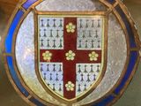 un blason en vitrail sur lequel figure un emblème