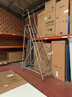 une échelle posée devant un tas de cartons