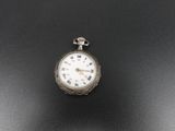 une montre de poche ancienne avec des chiffres romains et des chiffres romains sur le cadran