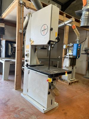 une machine qui se trouve à l'intérieur d'un bâtiment