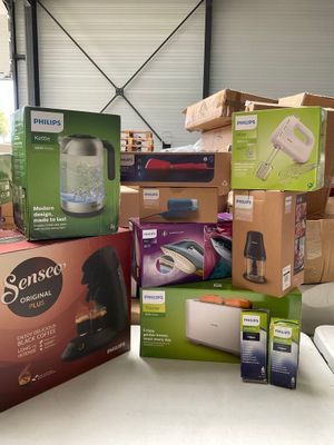 Plusieurs cartons contenant divers articles sont empilés les uns sur les autres
