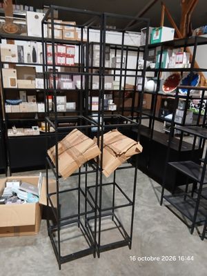 une pièce remplie de boîtes et d'étagères